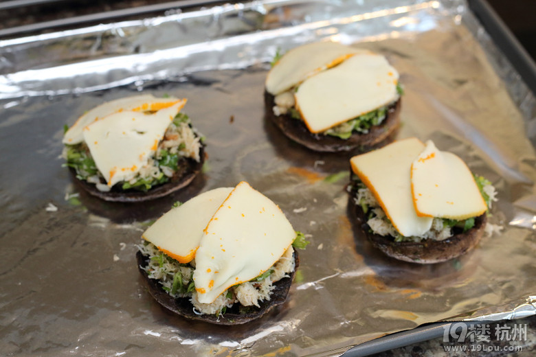 N зhĢK Crabmeat with Portobello Mushroom