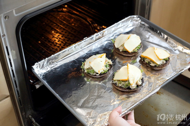 N зhĢK Crabmeat with Portobello Mushroom