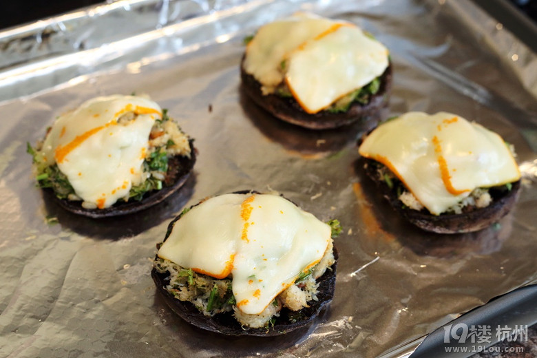 N зhĢK Crabmeat with Portobello Mushroom