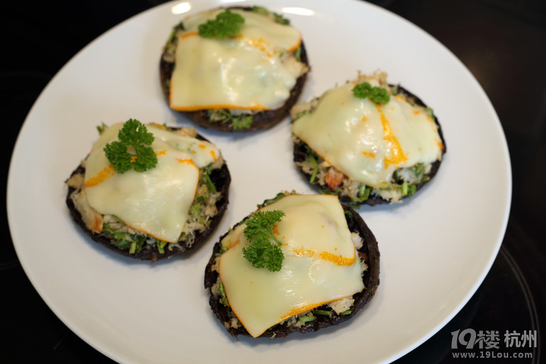 N зhĢK Crabmeat with Portobello Mushroom