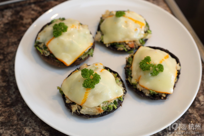 N зhĢK Crabmeat with Portobello Mushroom