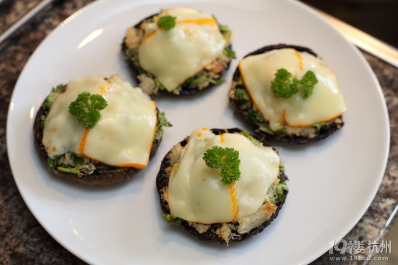 N зhĢK Crabmeat with Portobello Mushroom