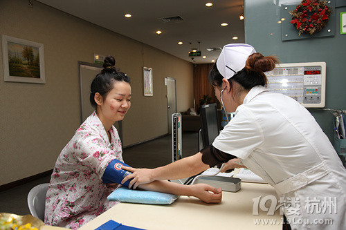 19岁漂亮女孩梦想当空姐 却因耳朵折翼-潮流动