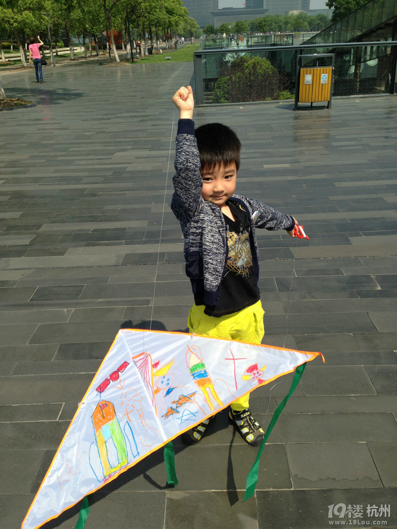 亲子风筝会-- 放飞金金的航天飞机参加我行我