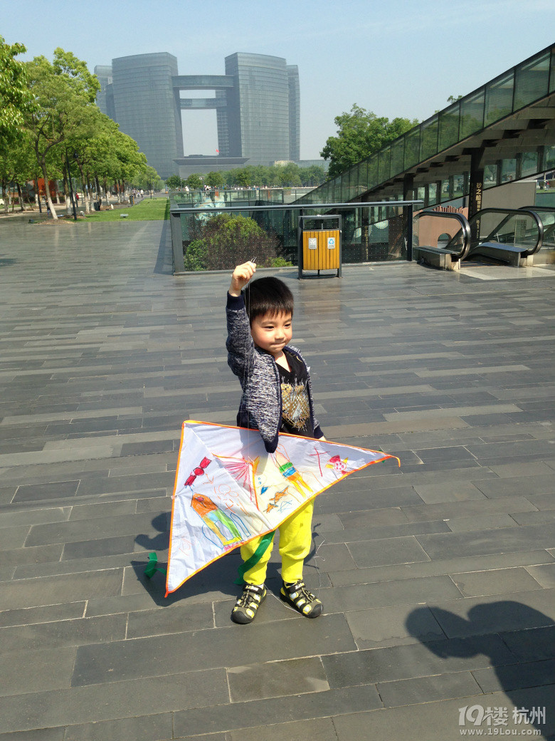 亲子风筝会-- 放飞金金的航天飞机参加我行我