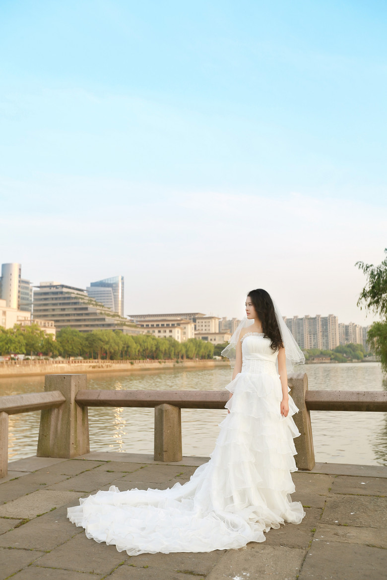 運(yùn)河邊的美女與婚紗