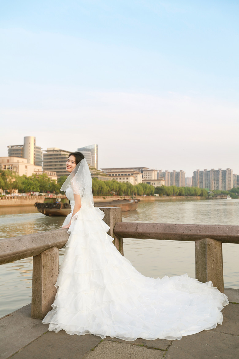 運(yùn)河邊的美女與婚紗