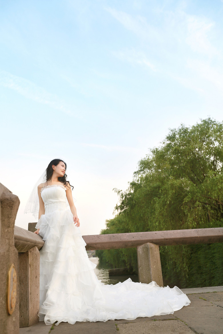 運(yùn)河邊的美女與婚紗