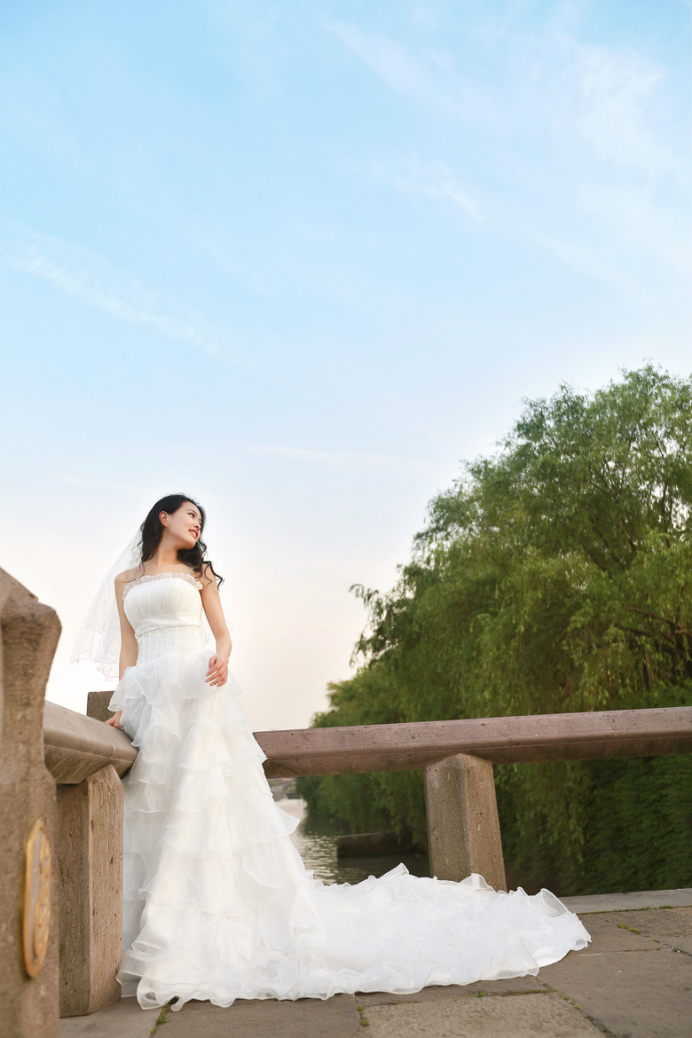 運(yùn)河邊的美女與婚紗