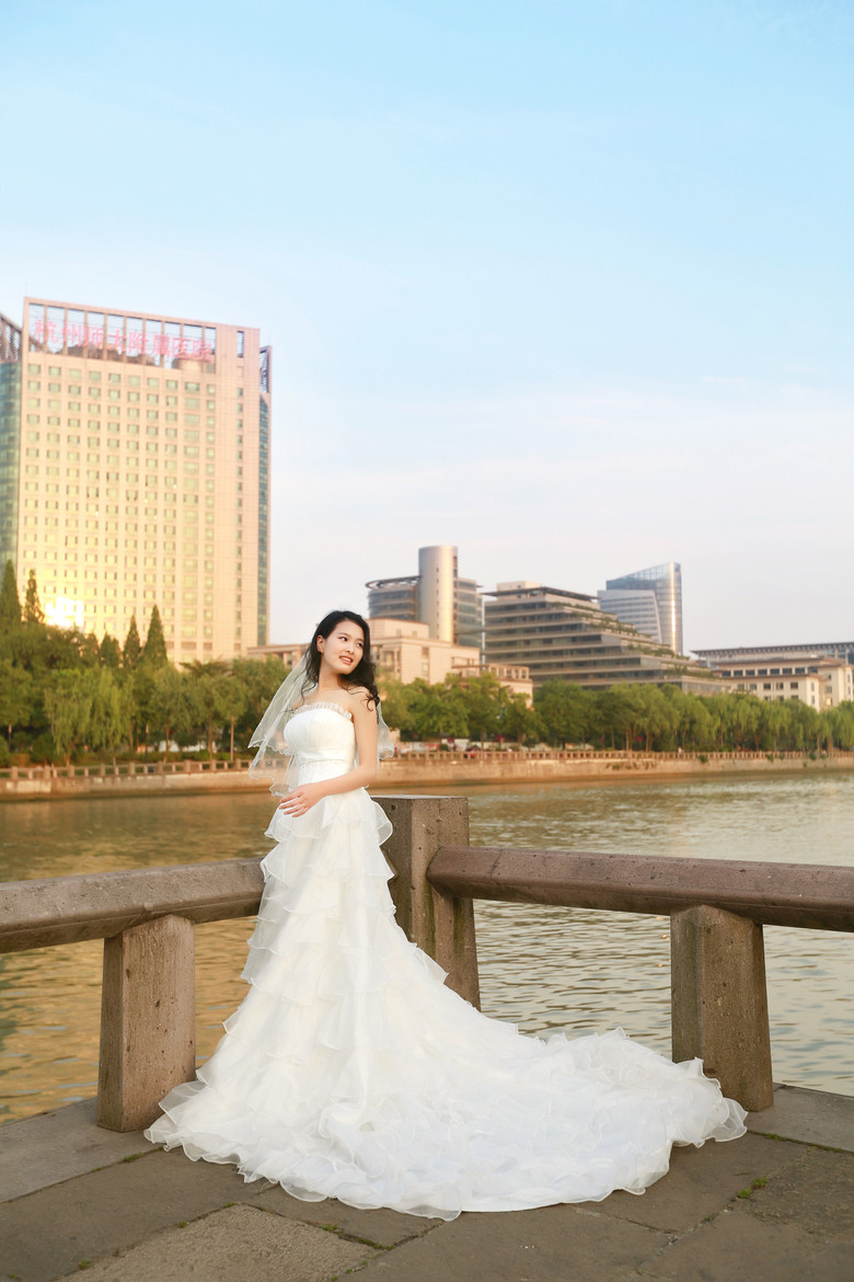 運(yùn)河邊的美女與婚紗