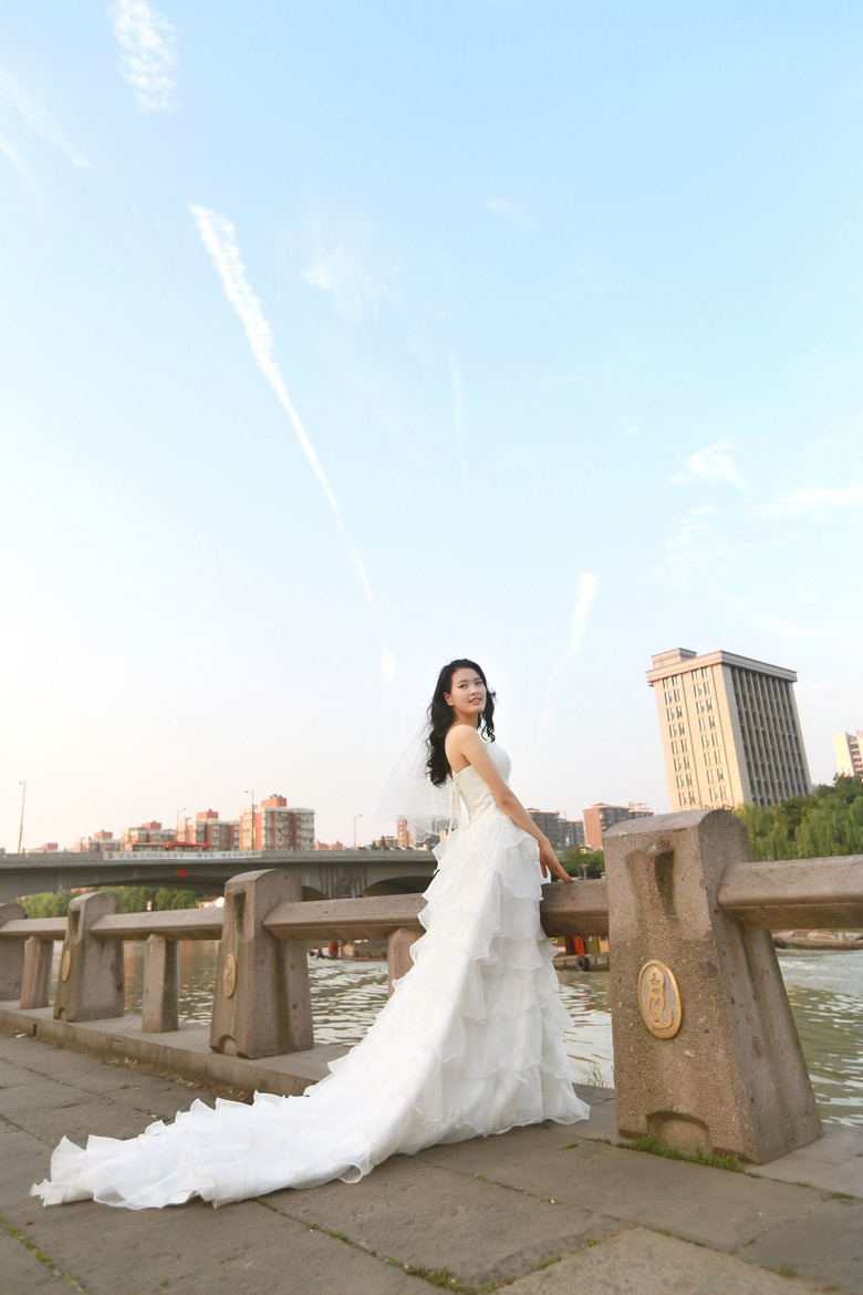 運(yùn)河邊的美女與婚紗