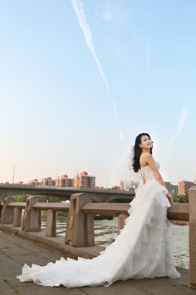 運(yùn)河邊的美女與婚紗