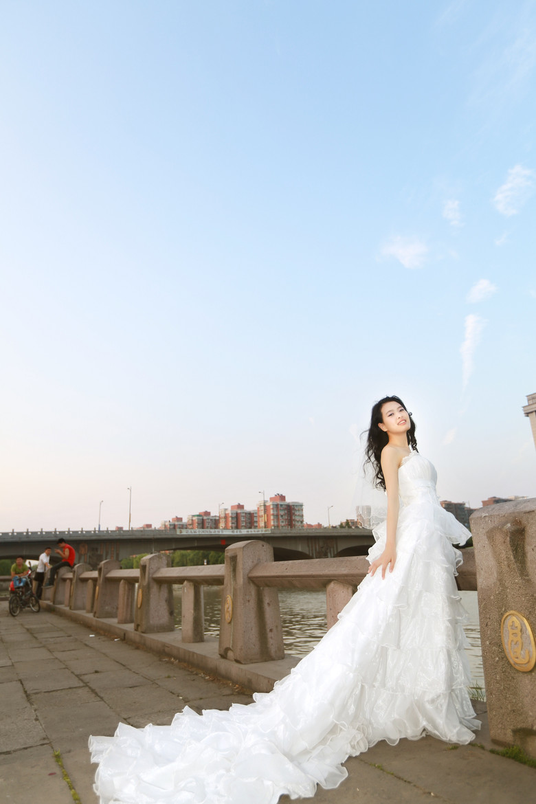 運(yùn)河邊的美女與婚紗