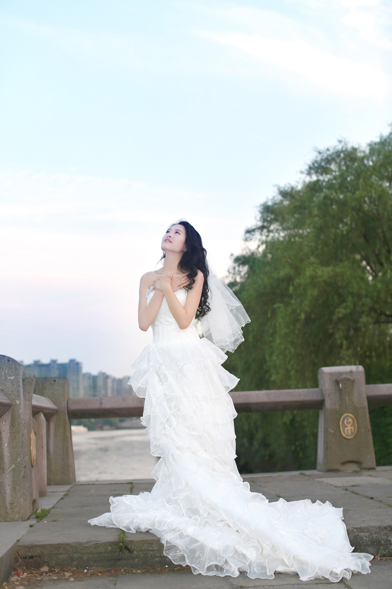 運(yùn)河邊的美女與婚紗