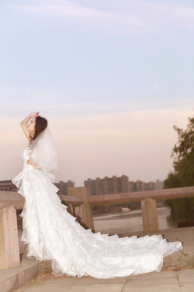 運(yùn)河邊的美女與婚紗