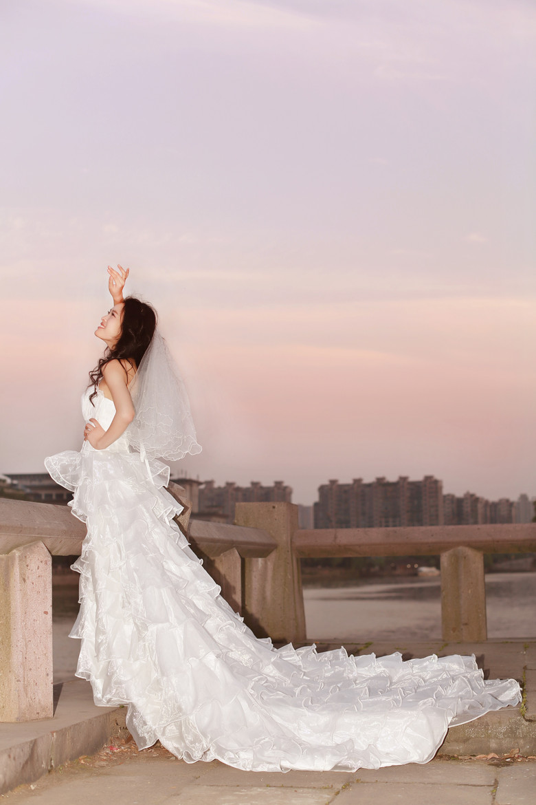 運(yùn)河邊的美女與婚紗