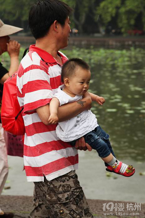 抱小孩逛西湖的方式!-其他-大杭州旅游-杭州19