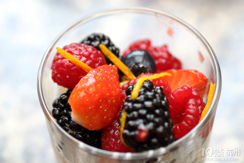 N - Ꭷ{֮ Berry Fruits Salad