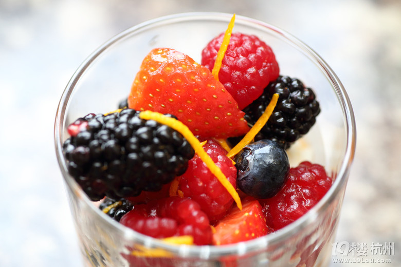 N - Ꭷ{֮ Berry Fruits Salad