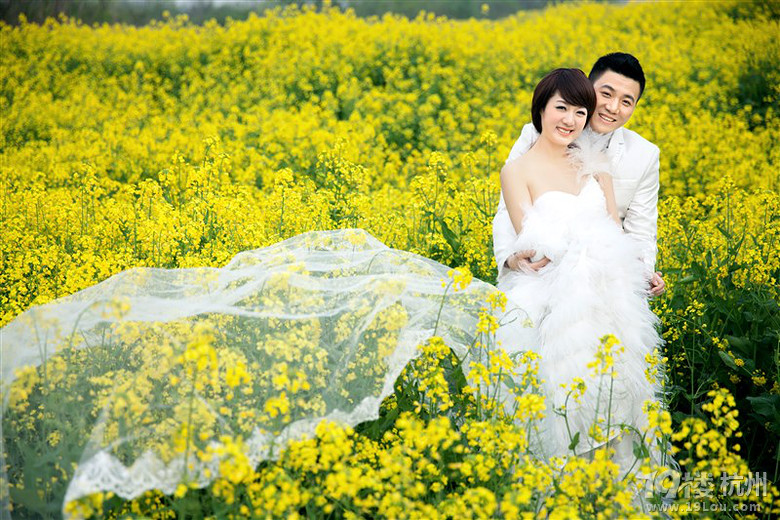 大家都很有爱,我也来晒晒我的婚纱照。短发妹