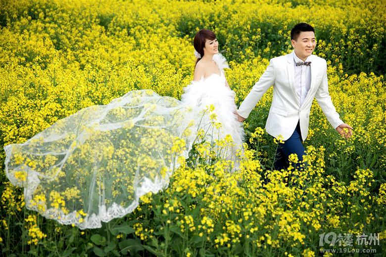 大家都很有爱,我也来晒晒我的婚纱照。短发妹