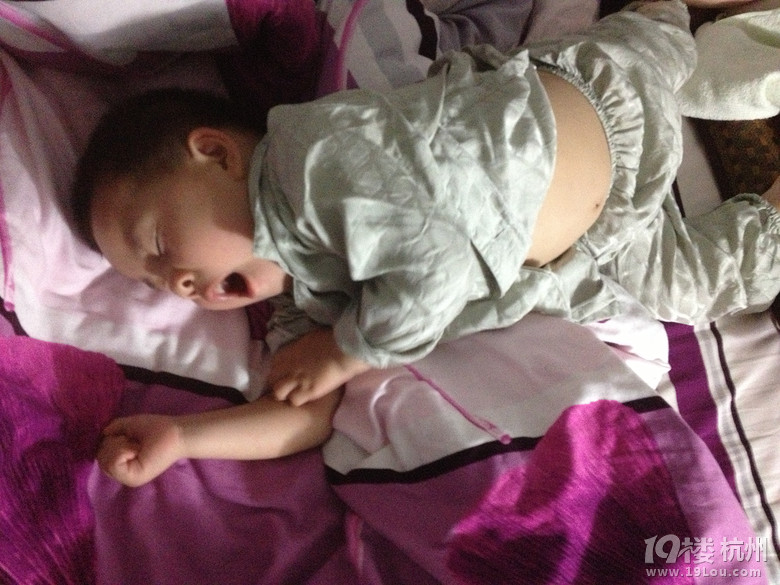 2岁的儿子,睡觉姿势太古怪,踢被子成习惯-妈咪宝宝秀-杭州19楼