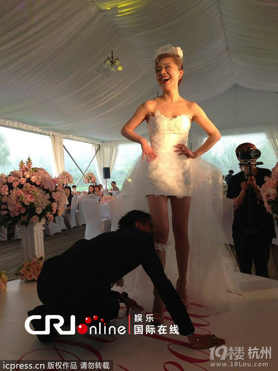 热闹非凡 新郎当众豪放上演大尺度游戏-<em>结婚</em>大