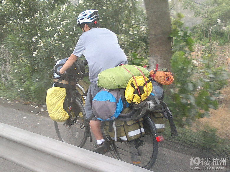 路边见一骑行者,负重累累,精神可嘉!-单车生活