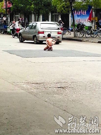 男童因父親心情不好被罰赤身暴曬(圖)