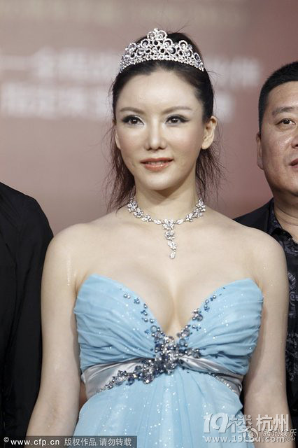 艷星彭丹超低胸露白色胸貼 與外籍男子互留電話