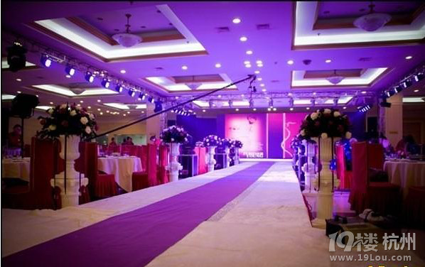 转让婚礼现场布置 舞台T台 桁架背景 音响灯光