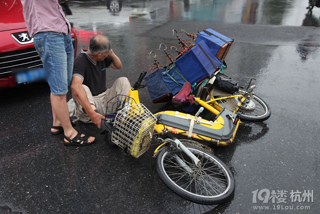 大伯清早出门玩鸟 没想到被撞了-开车那些事-拉