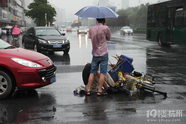 大伯清早出门玩鸟 没想到被撞了-开车那些事-拉