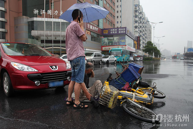 大伯清早出门玩鸟 没想到被撞了-开车那些事-拉