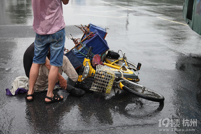 大伯清早出门玩鸟 没想到被撞了-开车那些事-拉