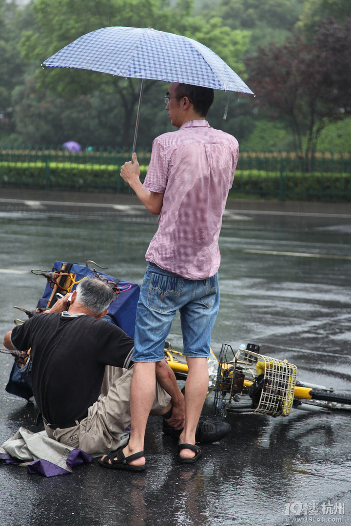 大伯清早出门玩鸟 没想到被撞了-开车那些事-拉