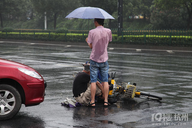 大伯清早出门玩鸟 没想到被撞了-开车那些事-拉