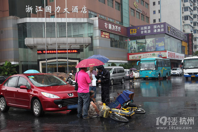大伯清早出门玩鸟 没想到被撞了-开车那些事-拉