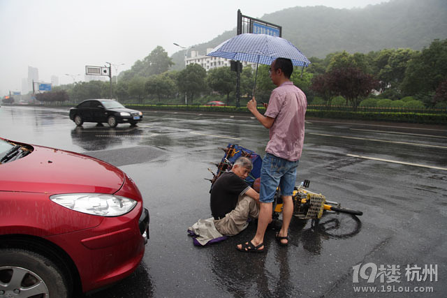 大伯清早出门玩鸟 没想到被撞了-开车那些事-拉