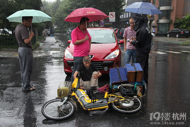 大伯清早出门玩鸟 没想到被撞了-开车那些事-拉
