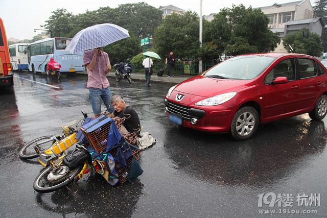 大伯清早出门玩鸟 没想到被撞了-开车那些事-拉