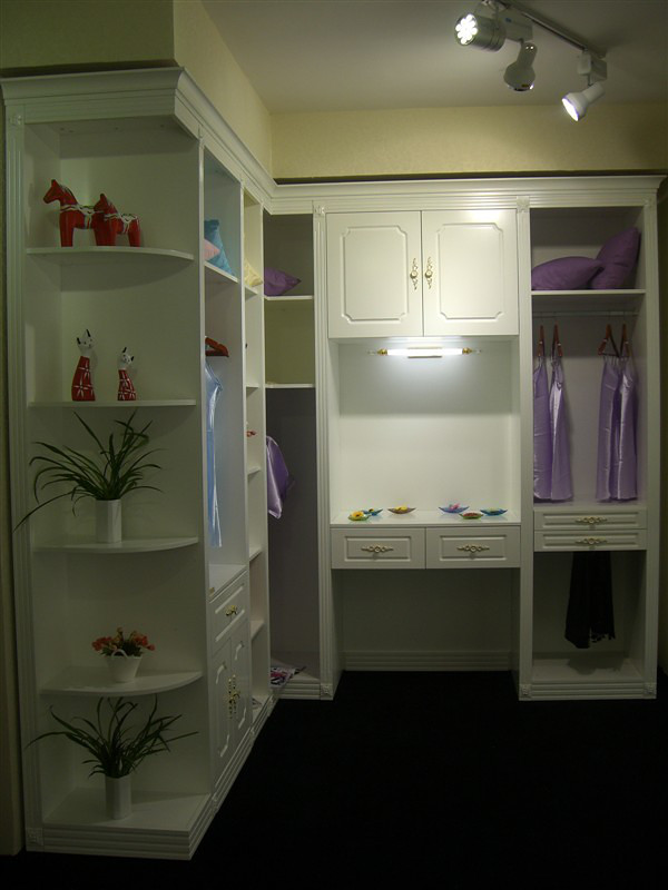 欧式半敞开式衣帽间