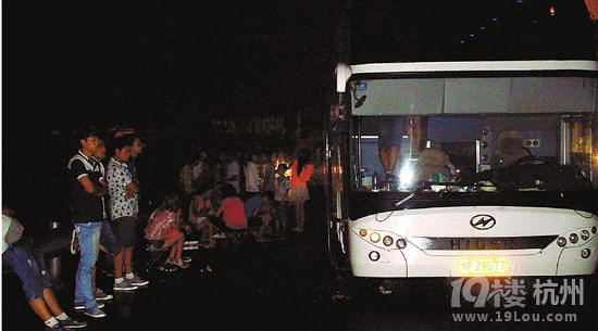 浙江高速查获超载32人客车 乘客多为留守儿童