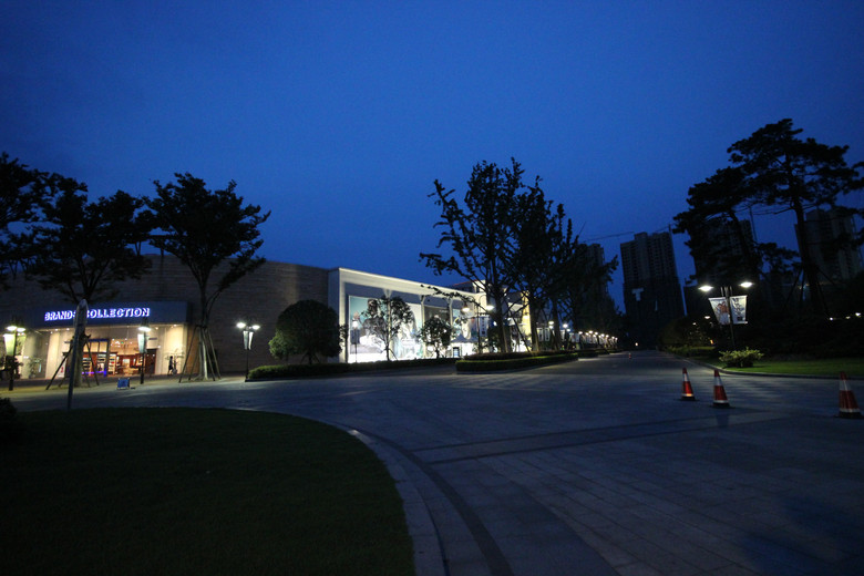 下沙和海宁边上的奥特莱斯 夜景 挺漂亮的!-扫