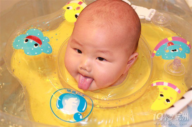 《宝宝戏水》舌头有多长啊-宝宝秀-妈咪宝宝秀