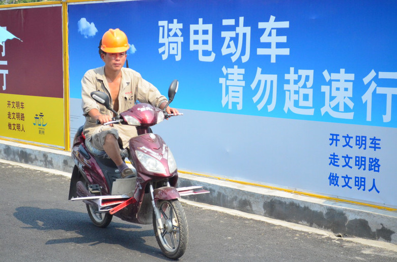 高溫下 有一群普通勞動(dòng)者
