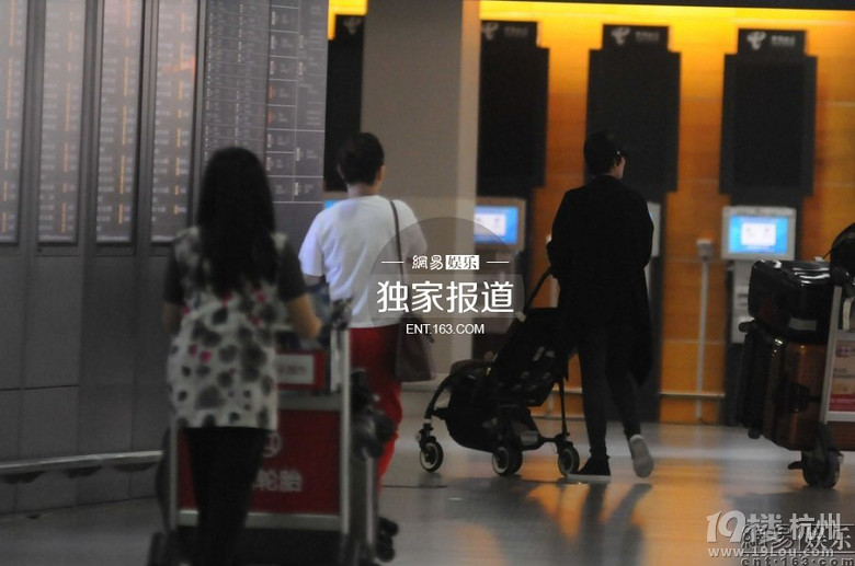 孫儷鄧超攜子返滬 雙方母親罕見(jiàn)一同露面 