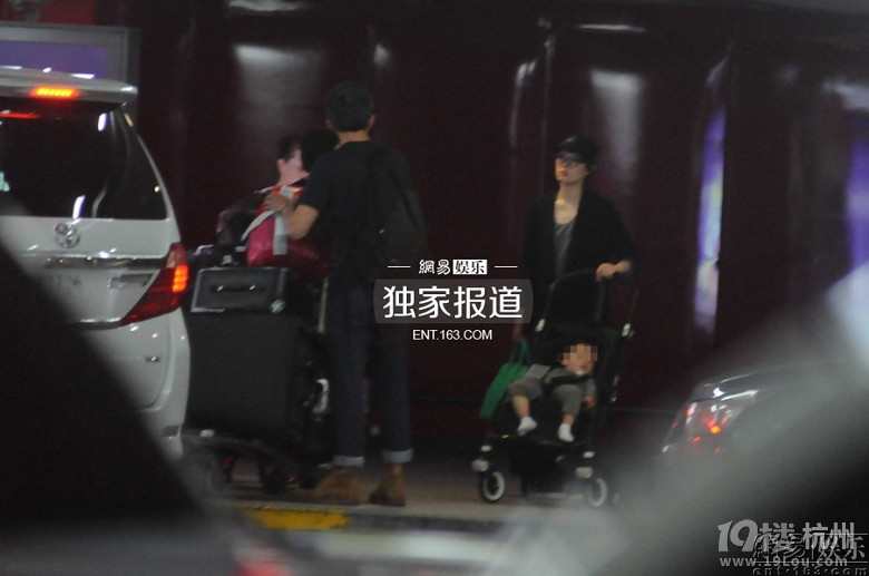 孫儷鄧超攜子返滬 雙方母親罕見(jiàn)一同露面 