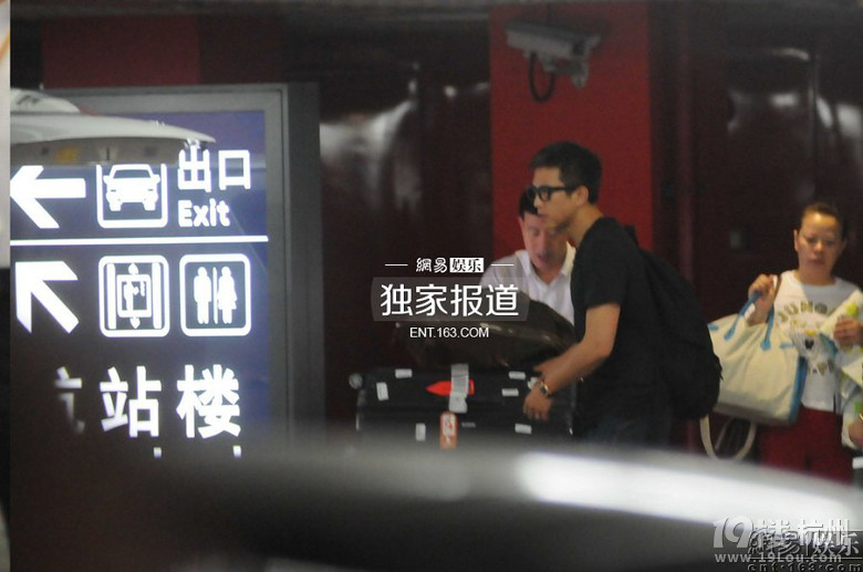 孫儷鄧超攜子返滬 雙方母親罕見(jiàn)一同露面 