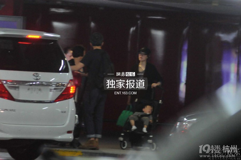 孫儷鄧超攜子返滬 雙方母親罕見(jiàn)一同露面 